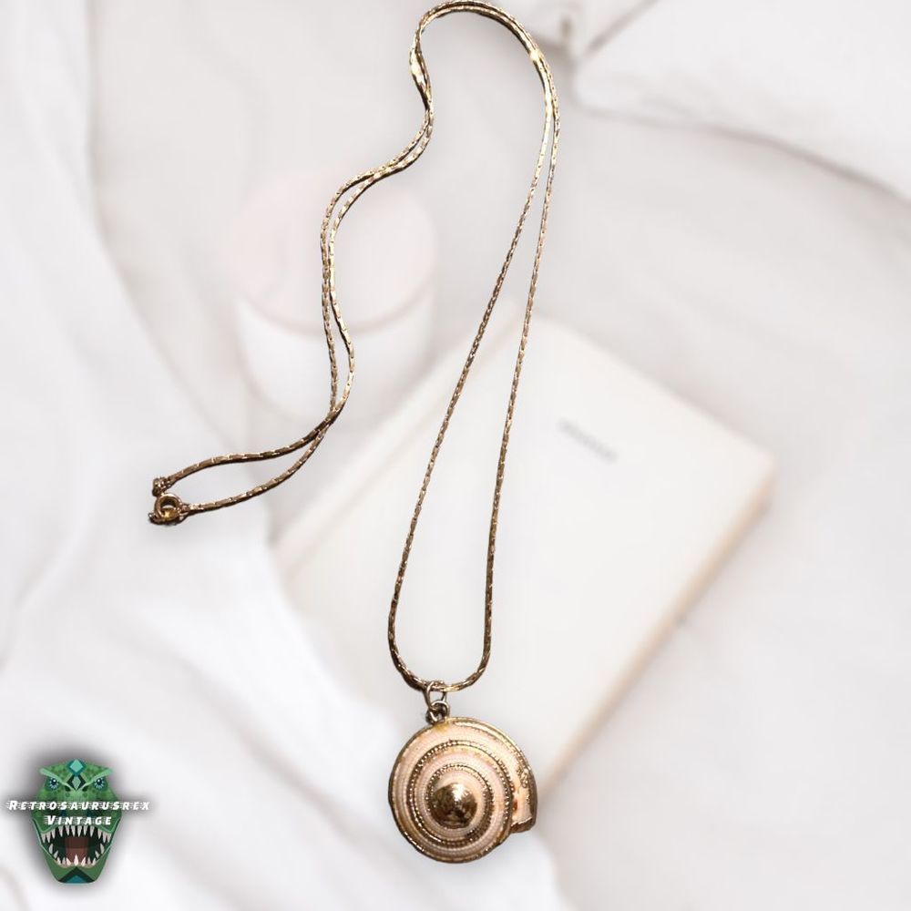 VINTAGE Power Nautilus Seashell & Gold Tone Metal Chain Pendant Mermaid Necklace - Picture 10 of 10